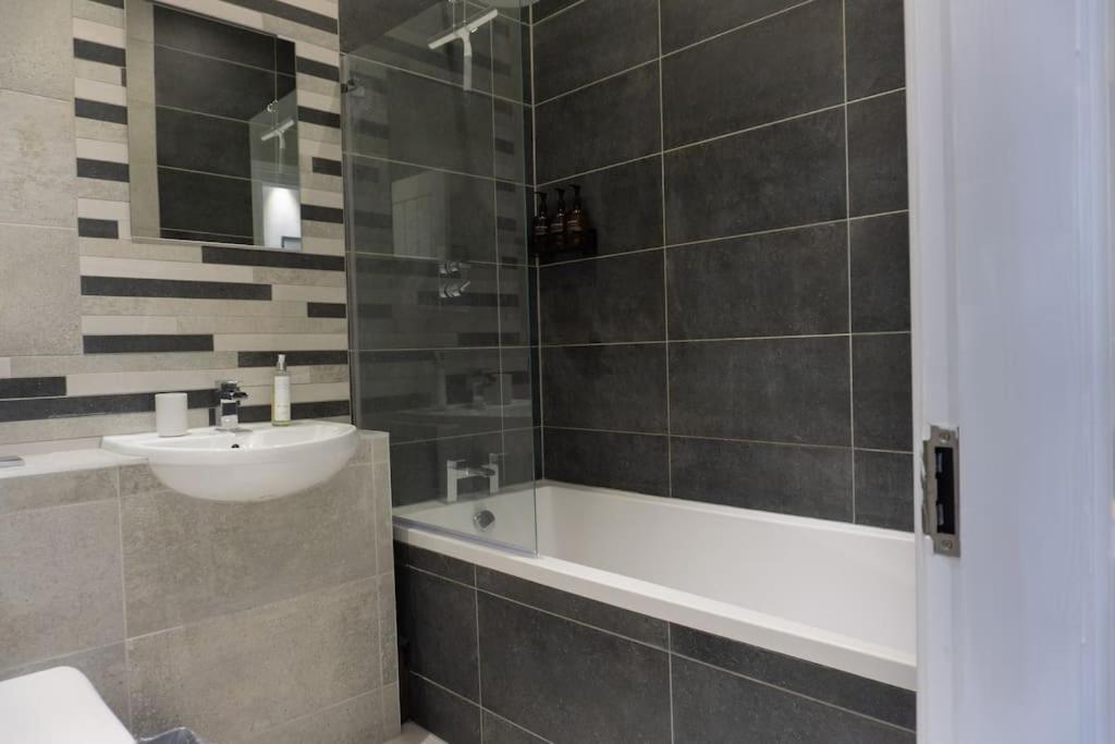 Spacious Apartment In City Centre - Free Parking Nottingham Dış mekan fotoğraf